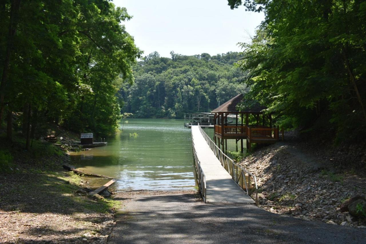Tree Top Lodge: Lakeside Cabin Retreat with Hot Tub and Mountain Views Butler Exterior photo