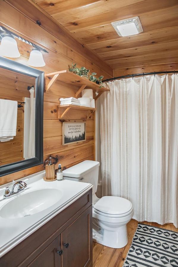 Tree Top Lodge: Lakeside Cabin Retreat with Hot Tub and Mountain Views Butler Exterior photo