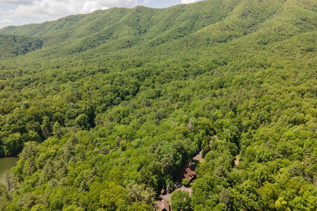 Tree Top Lodge: Lakeside Cabin Retreat with Hot Tub and Mountain Views Butler Exterior photo